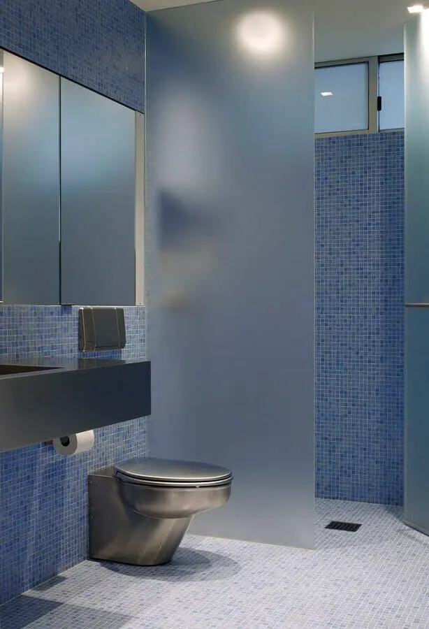 decoração moderna para banheiro com pastilha azul Foto Pinterest