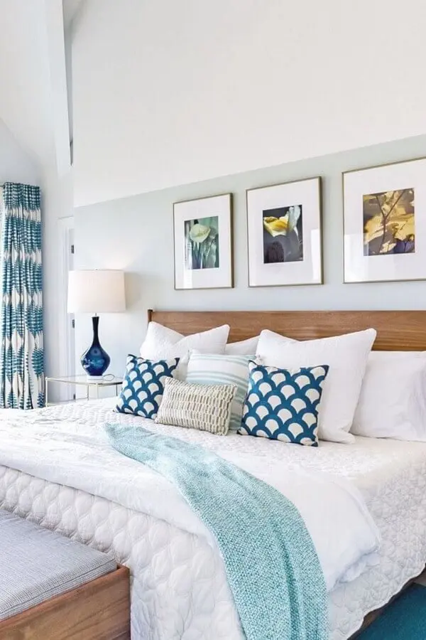 Decoração azul e branco com almofadas para quarto de casal