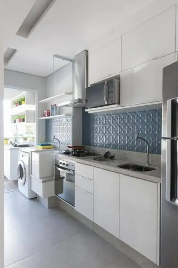 Decoração clean com armário branco e azulejo de cozinha 3D