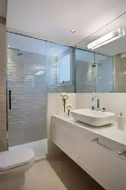 Decoração clean com azulejo de banheiro branco planejado