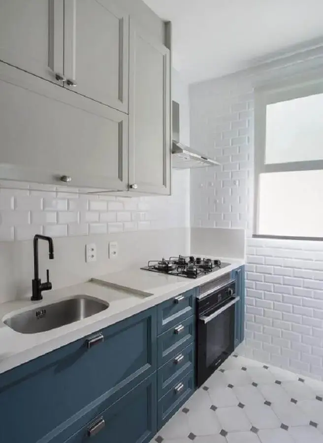 Decoração clean com azulejo de cozinha branco e armários com estilo clássico