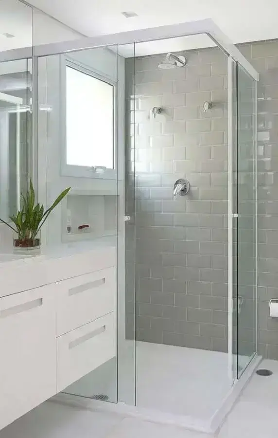Decoração clean com azulejo para box de banheiro cinza claro