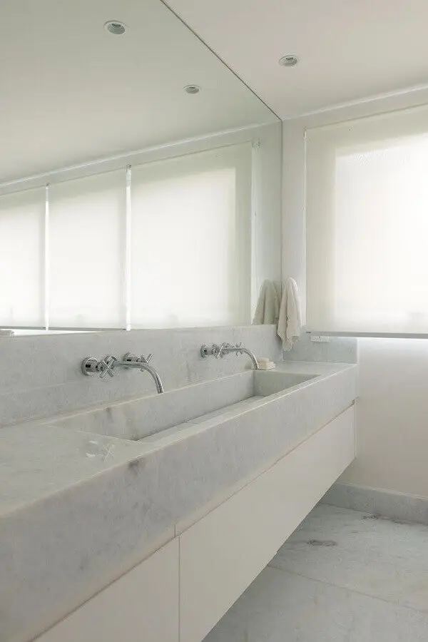 Decoração clean com bancada de mármore para banheiro branco 