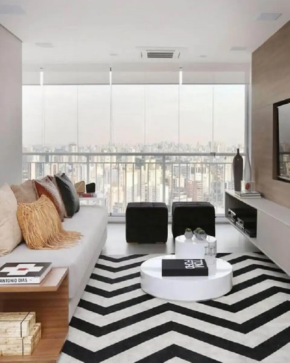 decoração clean com puff preto quadrado para sala com tapete chevron Foto Jeito de Casa