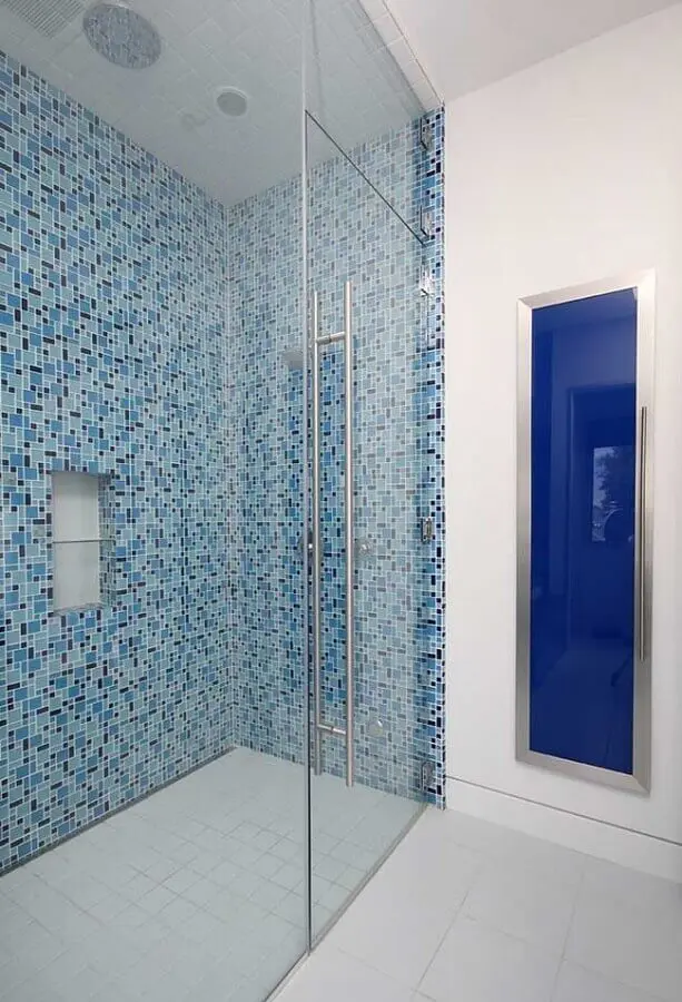 decoração clean para banheiro com pastilha azul na área do box Foto Pinterest