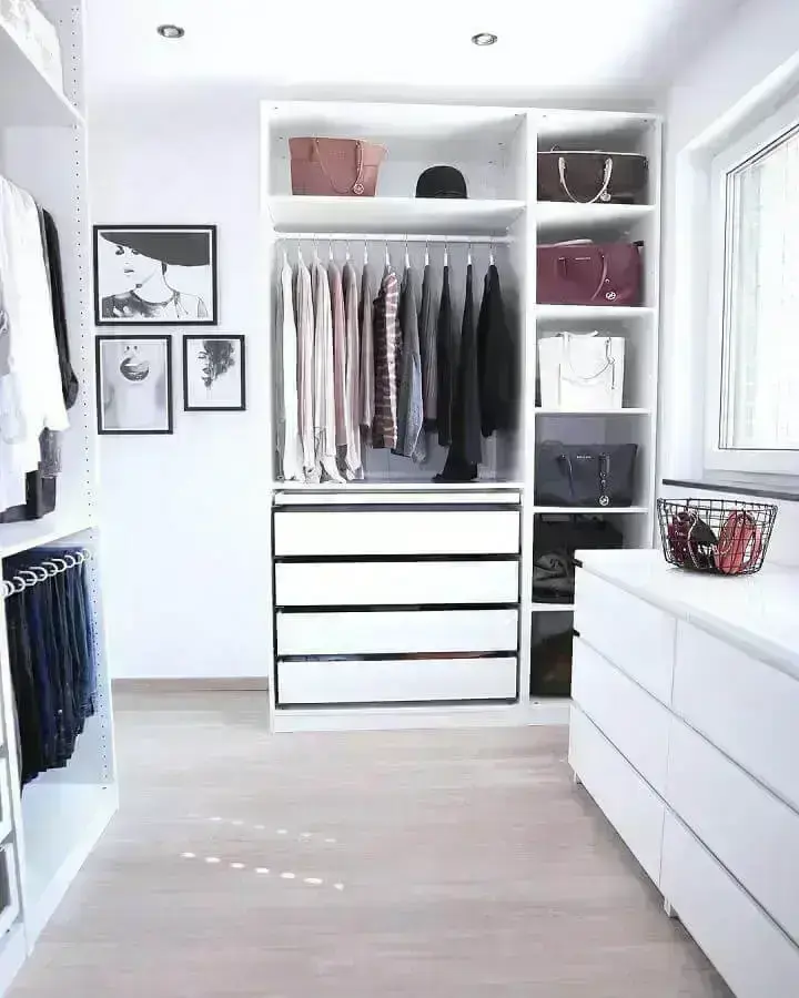 Decoração clean para closet com guarda roupa todo branco