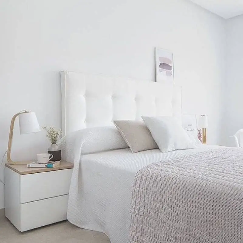 Decoração clean para quarto simples com cabeceira estofada branca