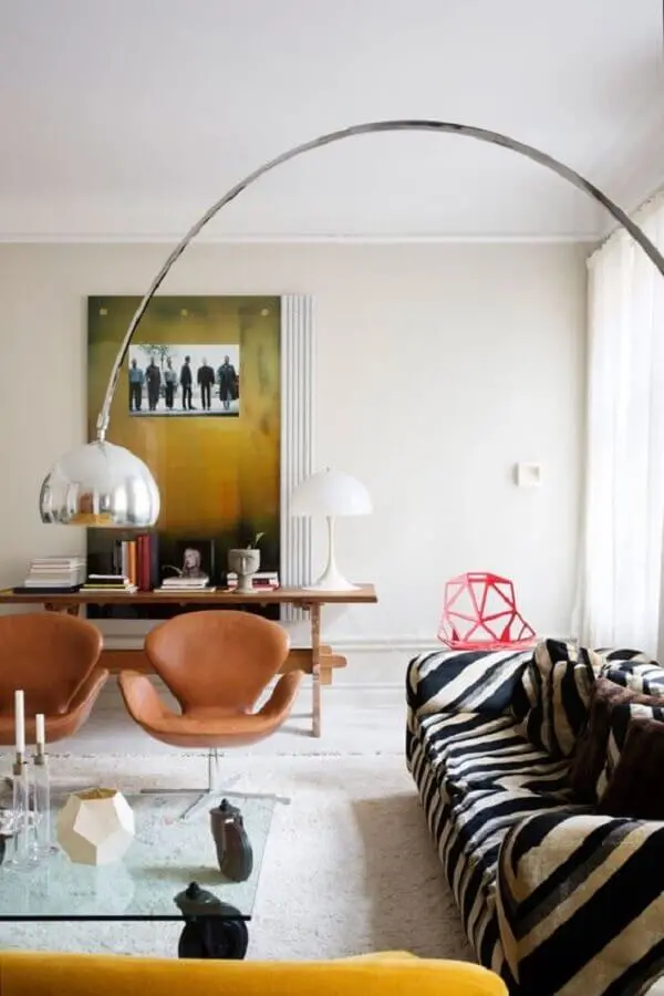 decoração clean para sala com poltrona marrom giratória Foto L'Essenziale