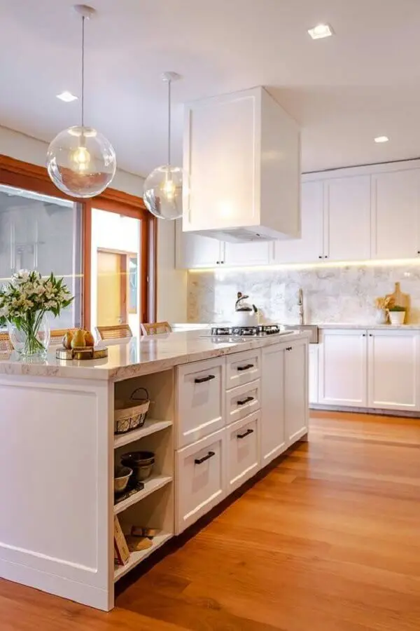 decoração clássica para cozinha branca com ilha gourmet Foto Casa de Valentina