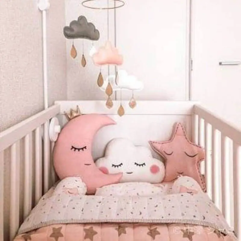 Decoração com almofadas para quarto de bebê menina