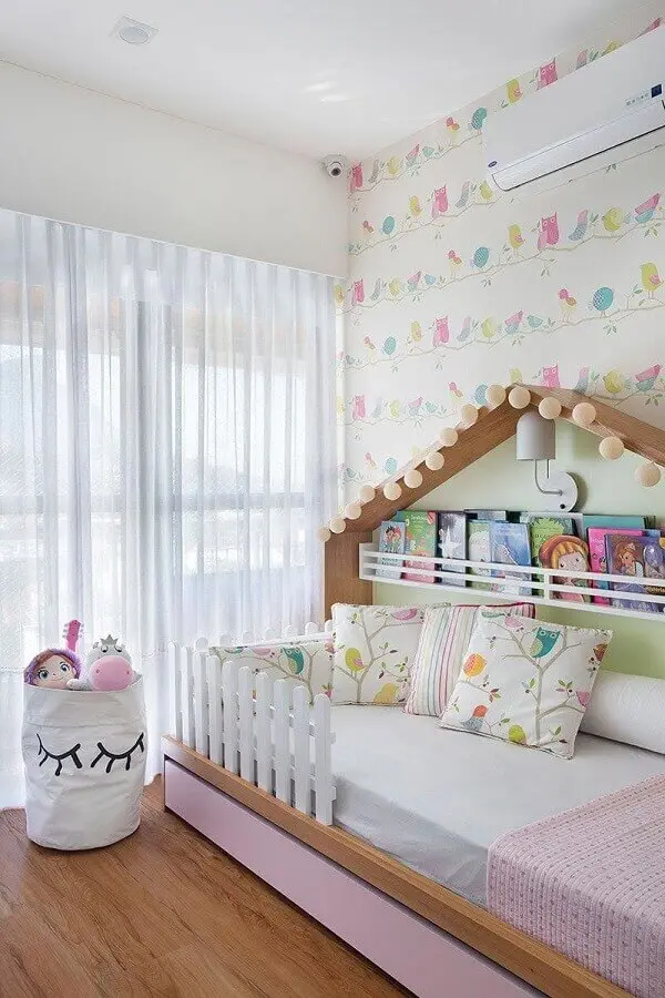 Decoração com almofadas para quarto infantil com tema passarinhos
