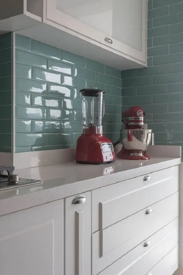 Decoração com armário planejado branco e azulejo para parede de cozinha verde