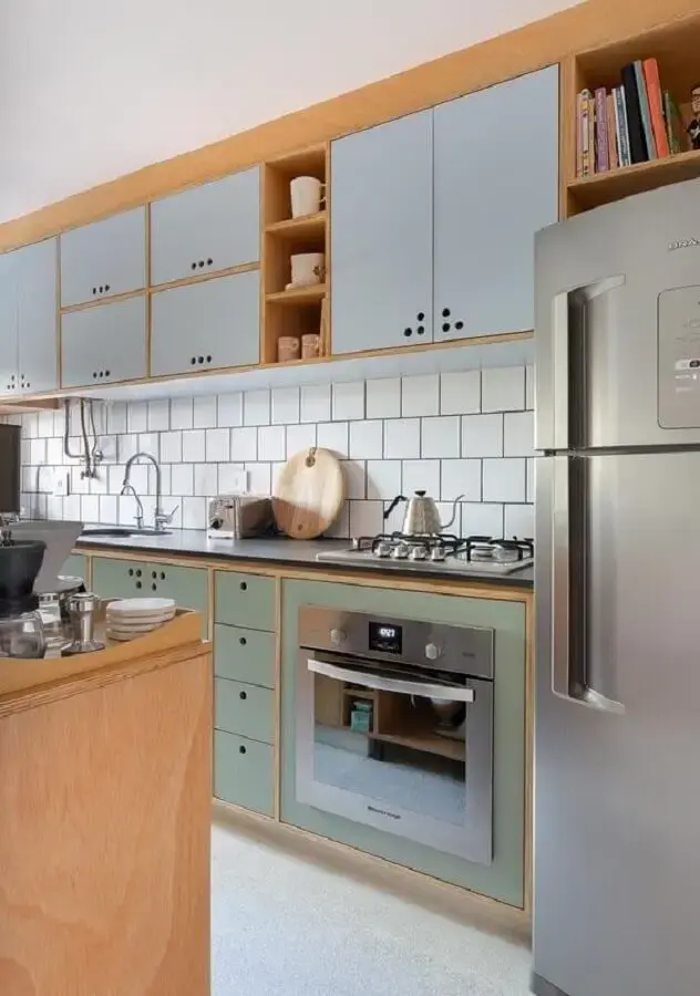 Decoração com armário planejado retrô e azulejo de cozinha branco
