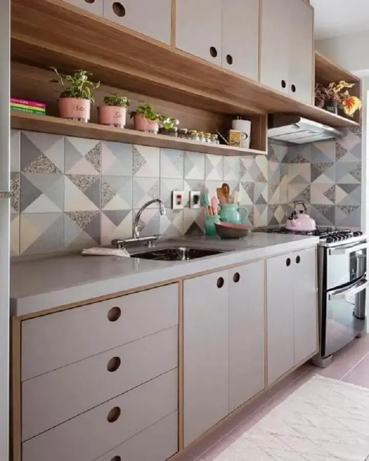Decoração com armário retrô e azulejo de cozinha estampado em cores claras
