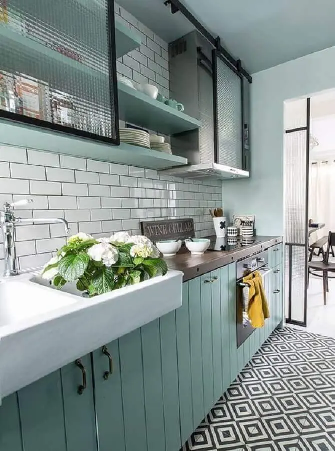 Decoração com armário verde pastel antigo e azulejo de cozinha branco 