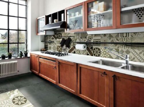 decoração com armários de madeira e azulejo de cozinha estampado em cores neutras Foto Dicas de Mulher