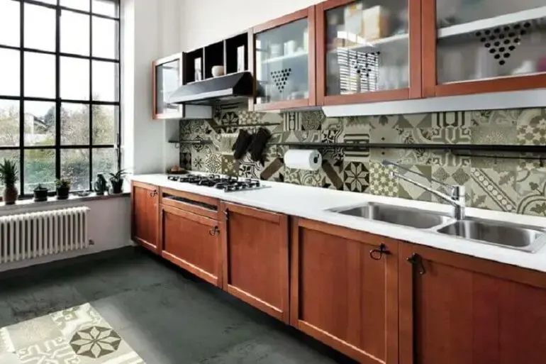 decoração com armários de madeira e azulejo de cozinha estampado em cores neutras Foto Dicas de Mulher