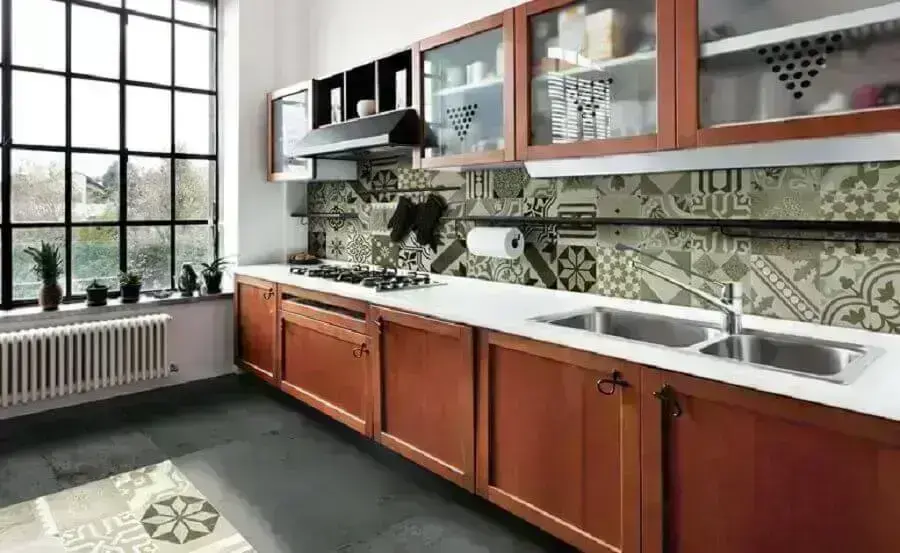 Decoração com armários de madeira e azulejo de cozinha estampado em cores neutras