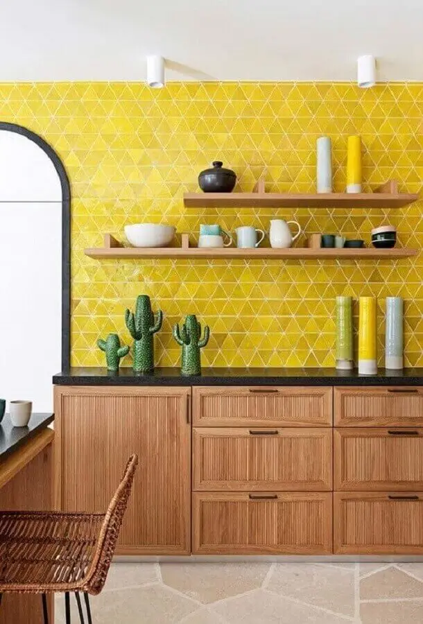 Decoração com armários de madeira e azulejo para parede de cozinha amarela
