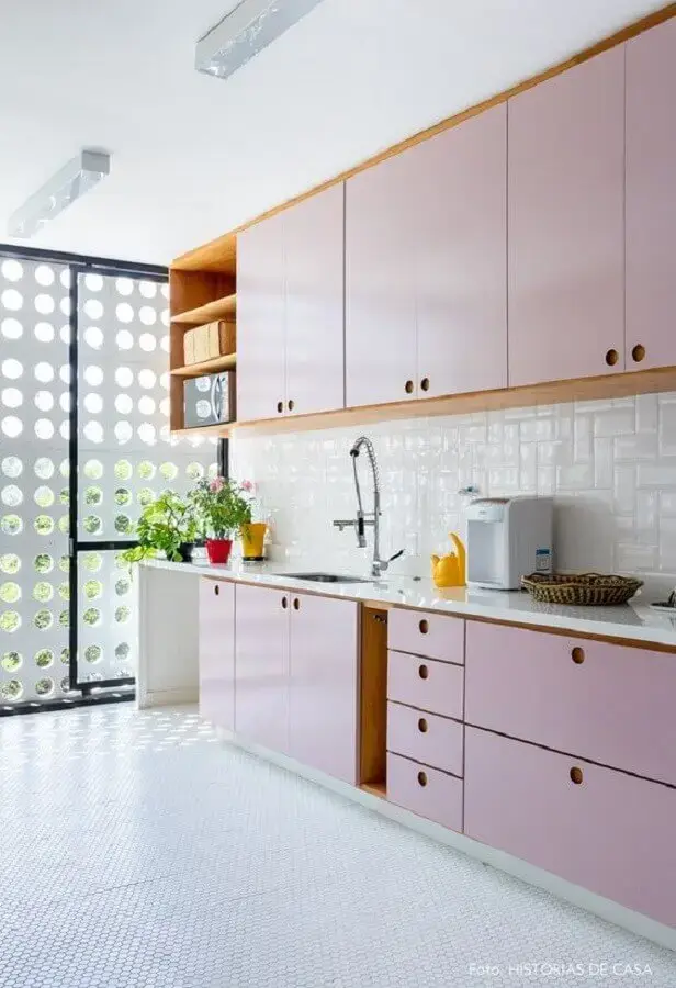 Decoração com armários em tons pastéis e azulejo de cozinha branco