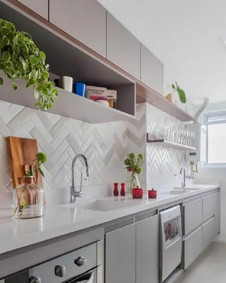 Decoração com armários planejados e azulejo de cozinha em formato de escama de peixe