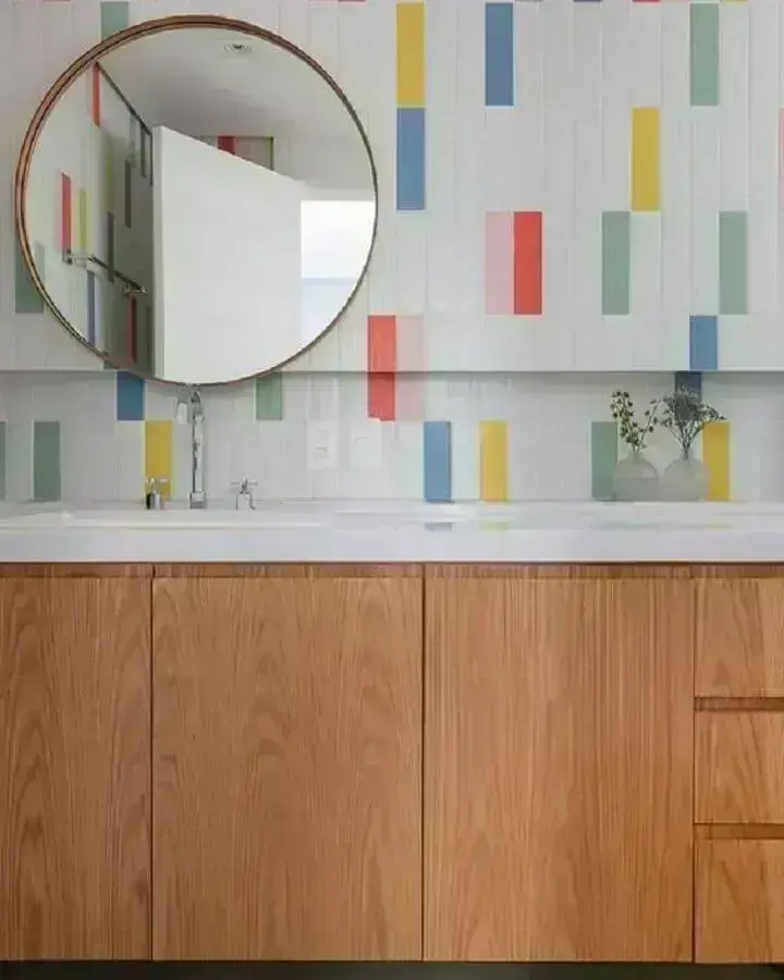 Decoração com azulejo de banheiro com detalhes coloridos