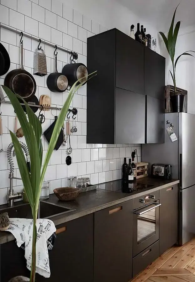 Decoração com azulejo de cozinha branco e armários pretos com acabamento fosco