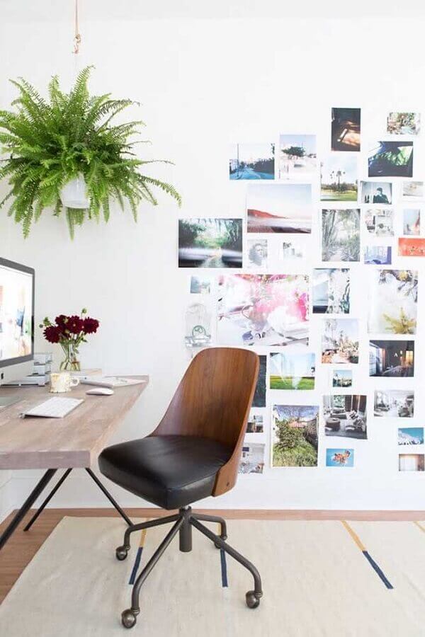 decoração com escrivaninha de madeira e cadeira acolchoada para estudo Foto Pinterest