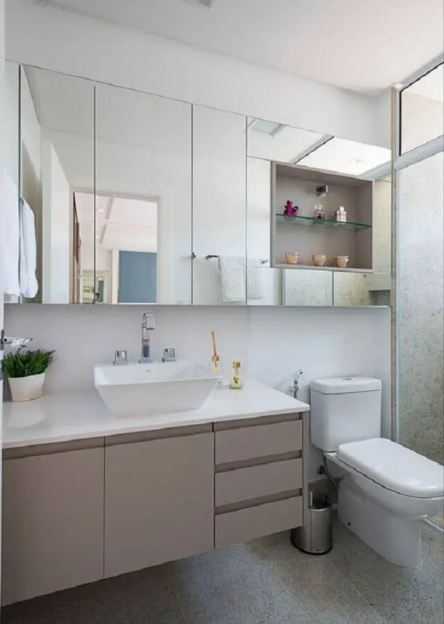 Decoração com espelheira grande para banheiro cinza e branco