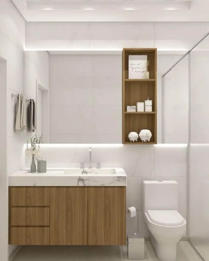Decoração com gabinete de madeira e espelheira para banheiro branco