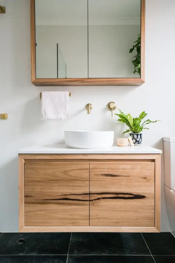 Decoração com gabinete de madeira e espelheira para banheiro simples