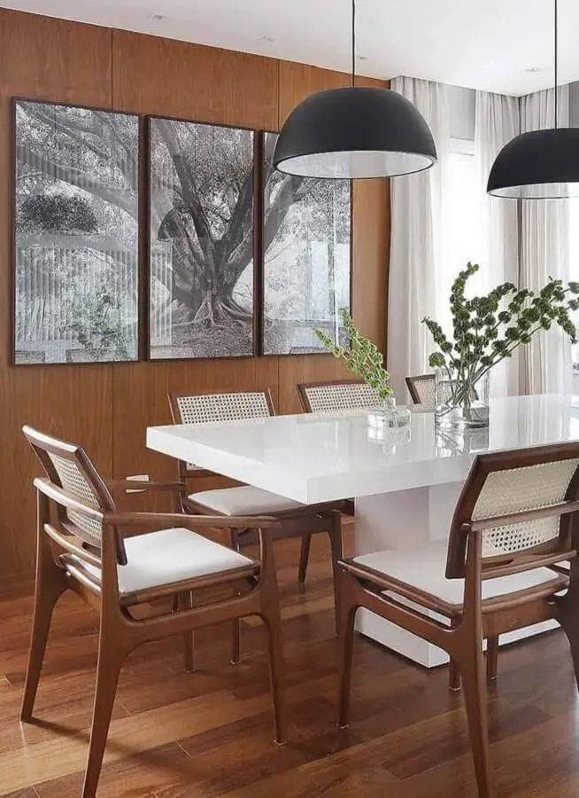 decoração com luminária preta e conjunto de cadeiras para mesa de jantar Foto Jeito de Casa