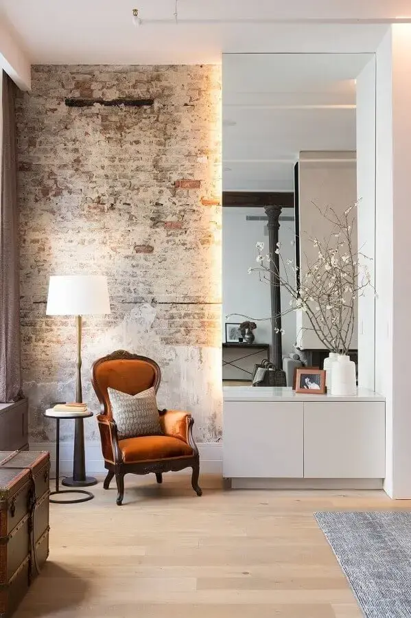 decoração com parede rústica e poltrona marrom clássica Foto HomeAdore