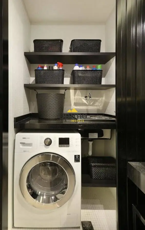 Decoração com prateleira para lavanderia pequena preta e cinza