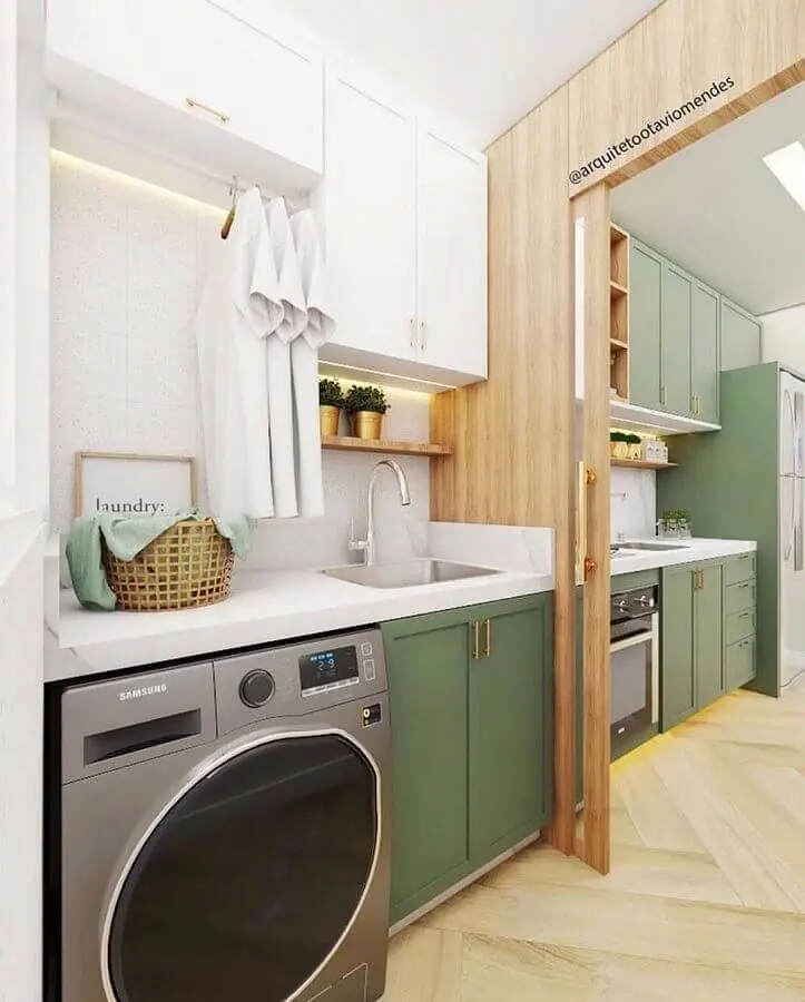 Decoração com prateleira para lavanderia planejada com armários brancos e verdes e divisória de madeira