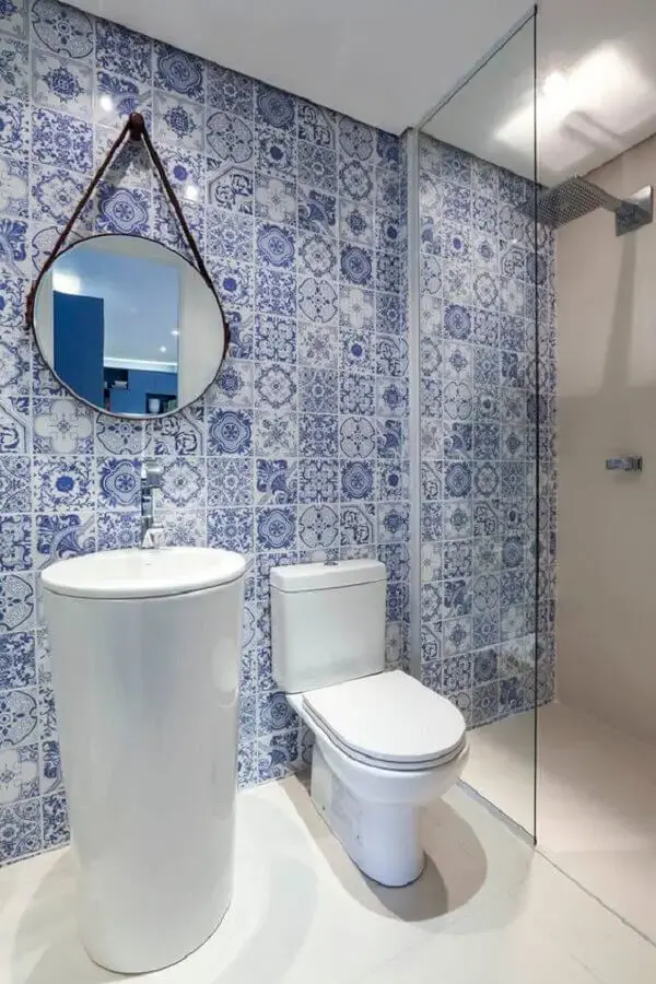 decoração de banheiro azul com azulejo português Foto Histórias de Casa