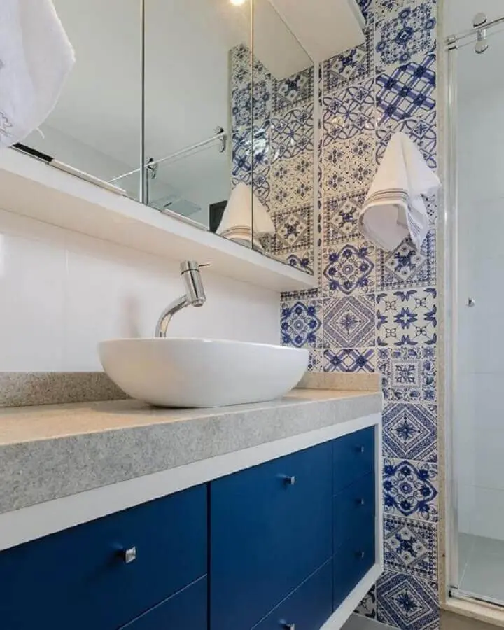 decoração de banheiro azul e branco com bancada cinza Foto Pinterest