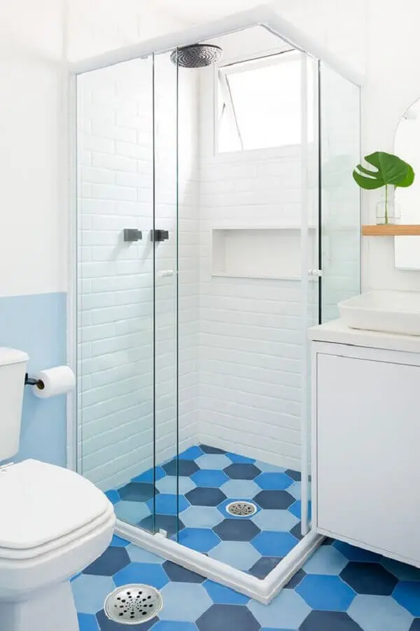 decoração de banheiro azul e branco com piso hexagonal Foto Apartmento 203