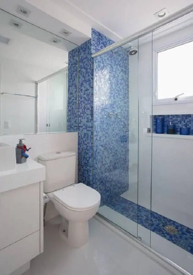 decoração de banheiro com pastilha azul na área do box Foto Simples Decoração