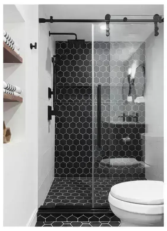 decoração de banheiro com piso preto hexagonal