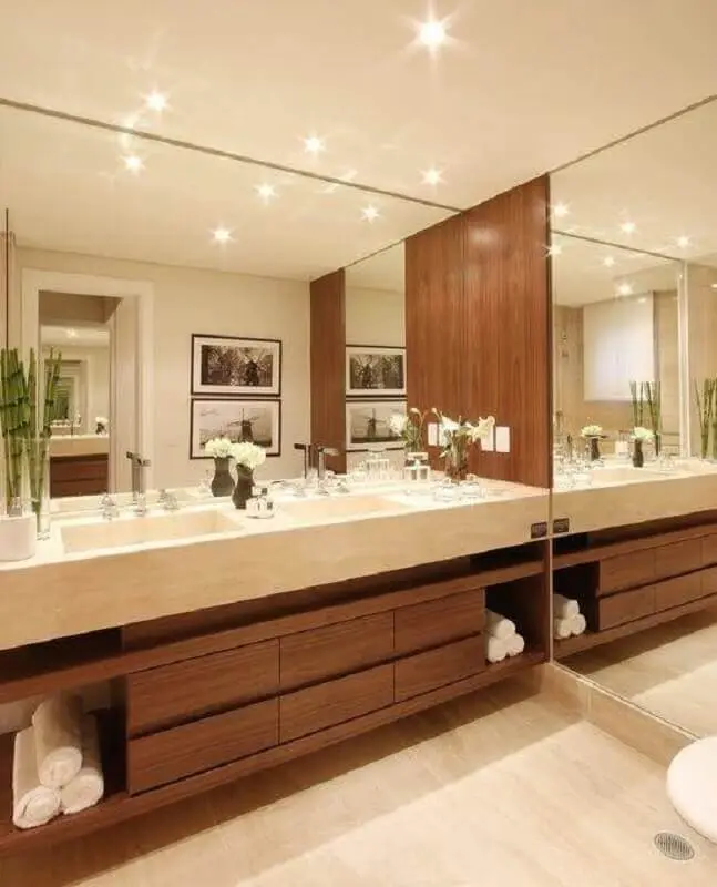 Decoração de banheiro em cores claras com bancada de mármore para gabinete de madeira