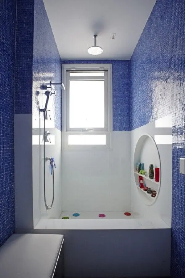 decoração de banheiro pequeno com pastilha azul Foto Pascali Semerd Jian Arquitetos