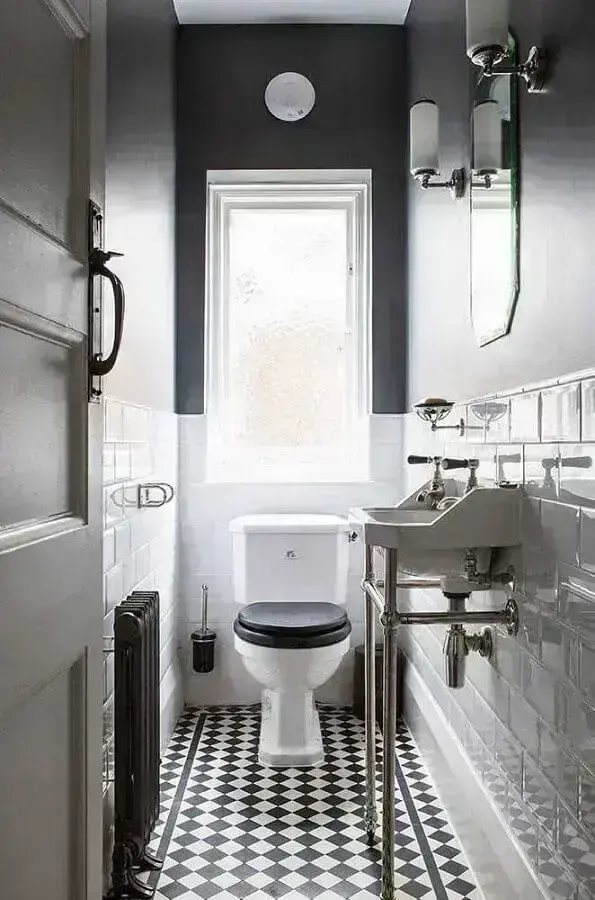 decoração de banheiro social pequeno com piso preto e branco Foto Andreas Móveis