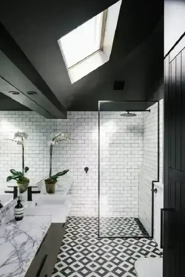 Decoração de banheiro sofisticado com piso preto e branco