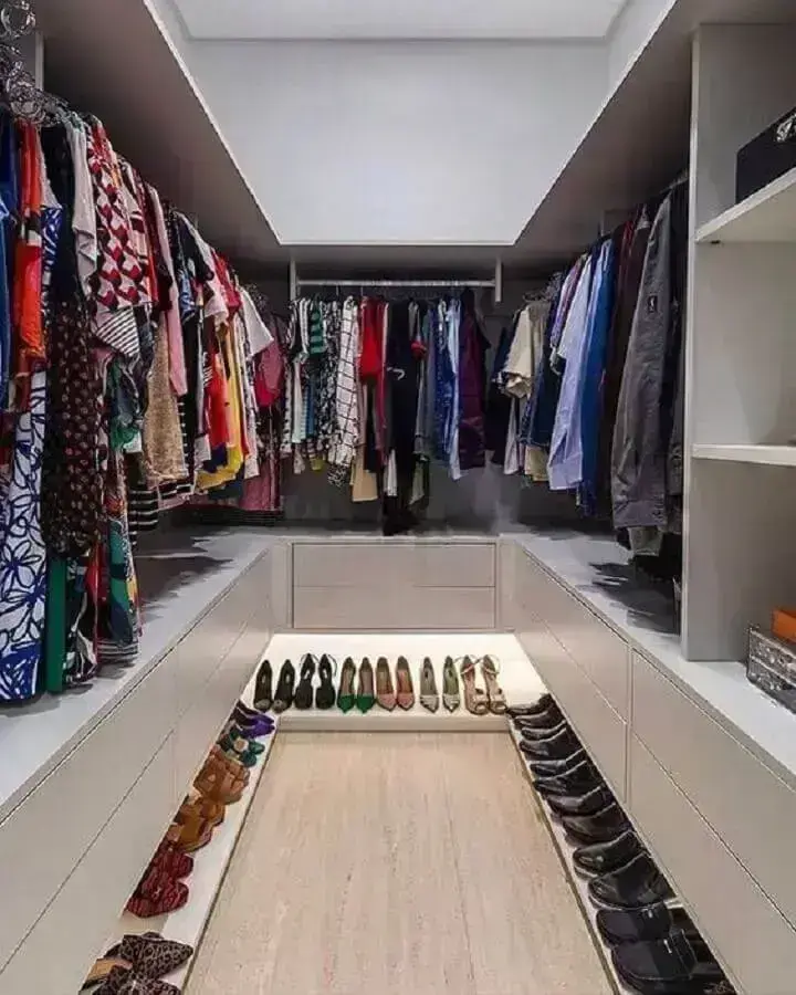 Decoração de closet com guarda roupa planejado