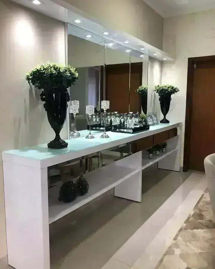 Decoração de corredor com aparador branco com gaveta espelhada