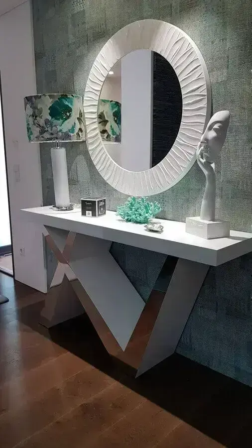 Decoração de corredor com espelho redondo e aparador branco moderno