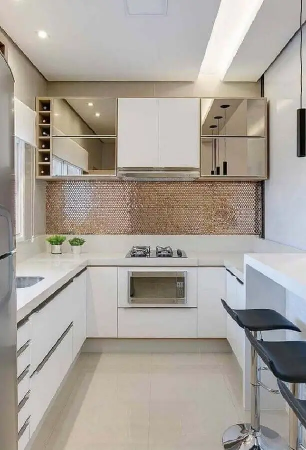 decoração de cozinha branca com armário aéreo espelhado Foto Jeito de Casa