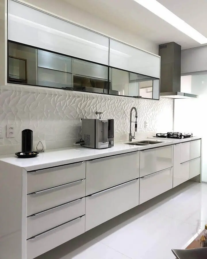 decoração de cozinha branca com revestimento 3D e armário aéreo com porta espelhada Foto Dicas de Mulher