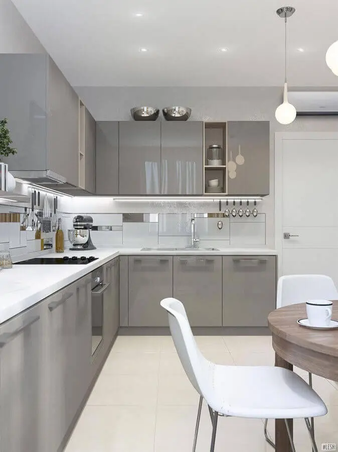 decoração de cozinha cinza e branca com armário aéreo de canto Foto Pinterest